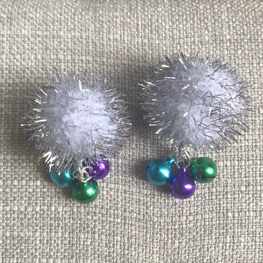 ✨ Sparkly holiday earrings!